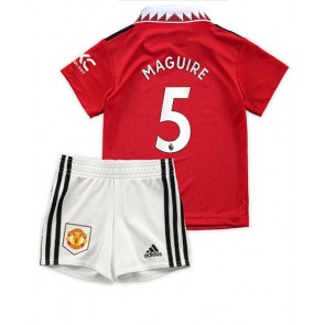 Manchester United Harry Maguire #5 babykläder Hemmatröja barn 2022-23 Korta ärmar (+ Korta byxor)